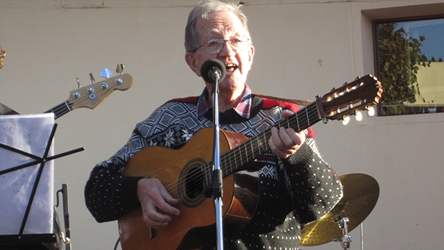 Andrew Tracey performing in the ILAM amphitheatre