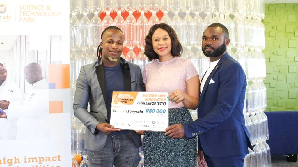 Masters of Biotechnology candidate and Eastern Cape Innovation Challenge winner, Ntobeko Songcata received his prize cheque. 