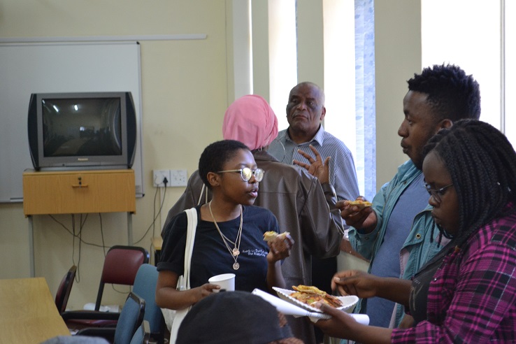 SPI Director engaging with prospective PDMM students as they enjoy the pizza!