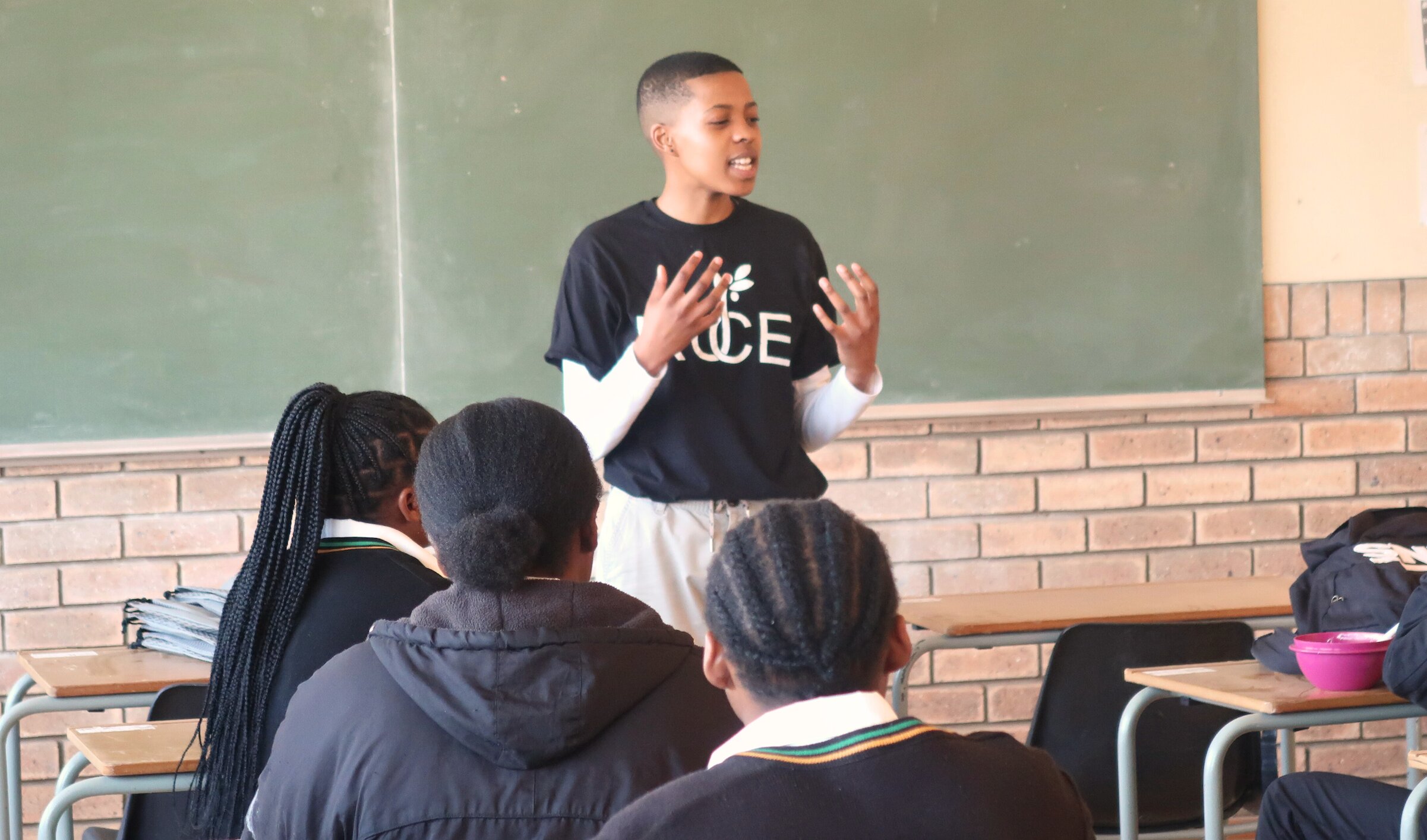 RUCE Intern Makube Qinela chatting to learners. Photo by Iviwe Mzandisi