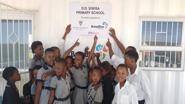 D.D. Siwisa Primary School learners in front of their new library