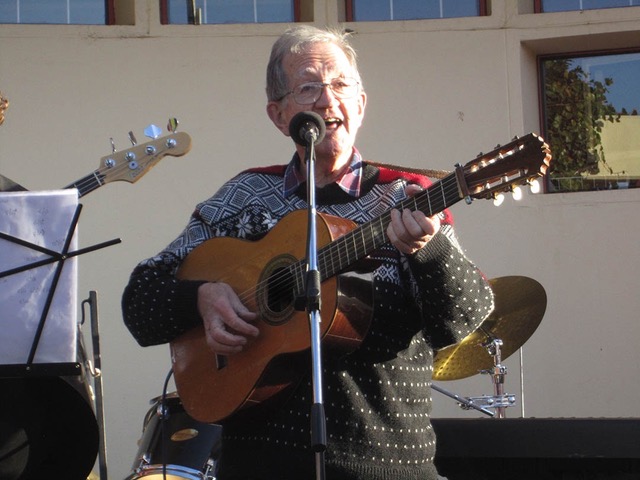 Andrew Tracey performing in the ILAM amphitheatre