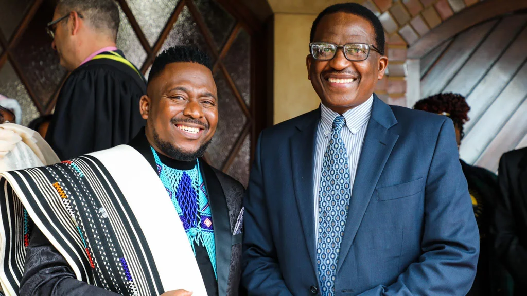 Rhodes University Vice-Chancellor, Professor Sizwe Mabizela and alumnus and Distinguished Alumni Awardee, Anele Siswana. 