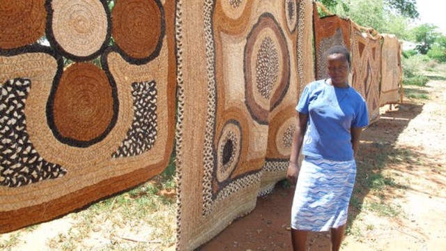 Woman selling baobab fibre mats in Zimbabwe | Rachel Wynberg