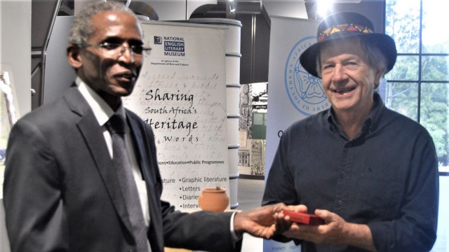 Chris Mann receives English Academy of South Africa gold medal from the president Professor Mbongeni Malaba in 2019