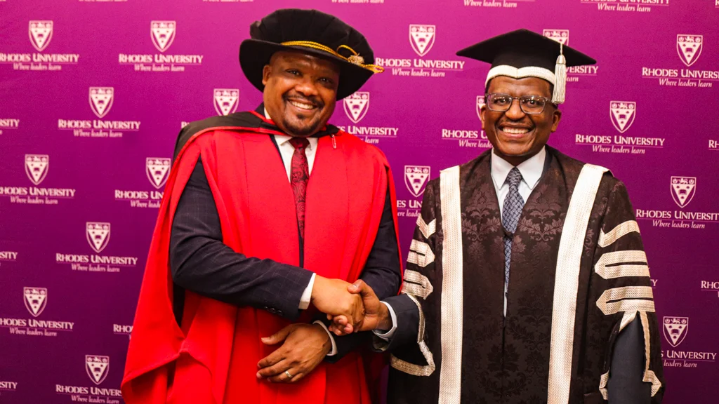 Vice-Chancellor, Professor Sizwe Mabizela congratulates the Division of Communications & Advancement Director, Dr Luzuko Jacobs. 