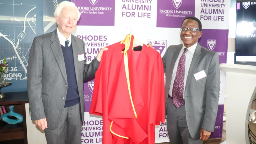 Rhodes University alumnus, honorary degree awardee and retired Northern Cape and Eastern Cape Judge President, Judge Neville Zietsman handed over his honorary degree gown to Vice-Chancellor, Professor Mabizela.