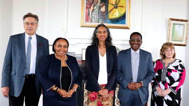 [L-R] Deputy Vice-Chancellor: Research & Innovation, Dr Peter Clayton; Deputy Vice-Chancellor: Academic & Student Affairs, Dr 'Mabokang Monnapula-Mapesela; Australian High Commissioner to South Africa, HE Adv Gita Kamath; Vice-Chancellor, Dr Sizwe Mabizela; and Internationalisation Office: Director, Ms Orla Quinlan