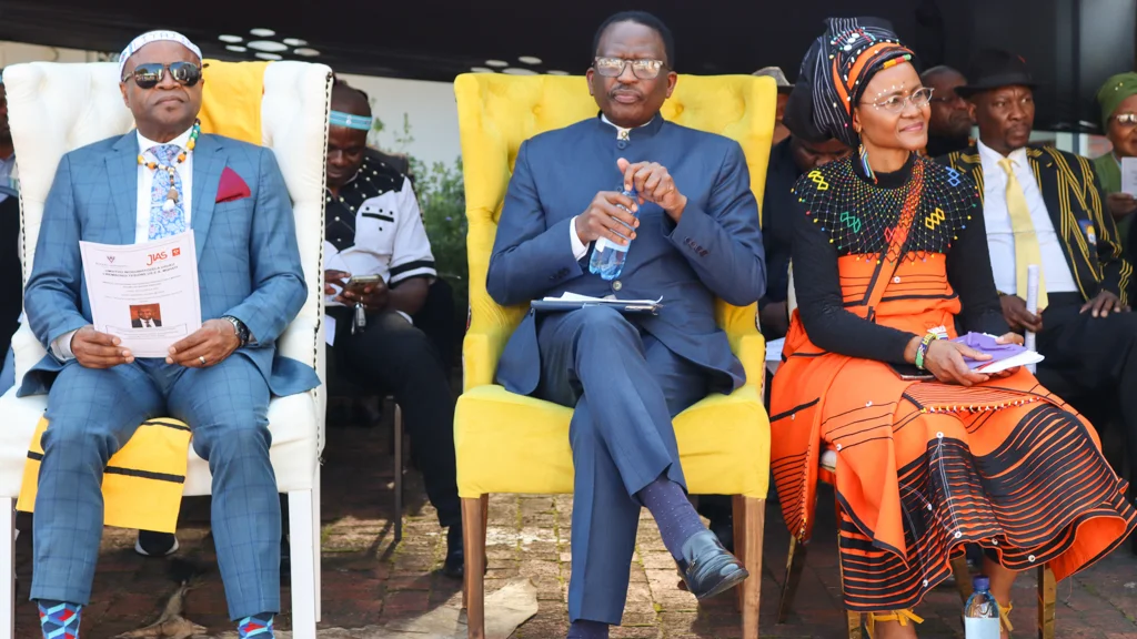  Deputy Minister of Cooperative Governance and Traditional Affairs Prince Zolile Burns-Ncamashe, Vice-Chancellor Professor Sizwe Mabizela and School of Languages and Literatures Head of Department Dr Bulelwa Nosilela. Photo cred: Lindokuhle Mnqayi.