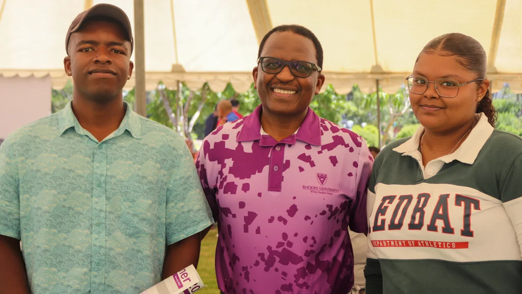 First year students Jinelle Jacobs (Education) and Siphuthando Fudumele (BSc) with Vice-Chancellor Professor Sizwe Mabizela