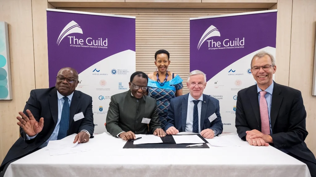 Rhodes University VC, Professor Sizwe Mabizela signs ARUA/Guild CoRE collaboration agreement.

From left to right: Ernest Aryeetey (Secretary General ARUA); Sizwe Mabizela (VC, Rhodes University), HE Ambassador Tokozile Xasa (South Africa), Tomasz Grodzicki (Vice-Rector, Jagiellonian University, Poland), Jan Palmowski (Secretary General, The Guild)